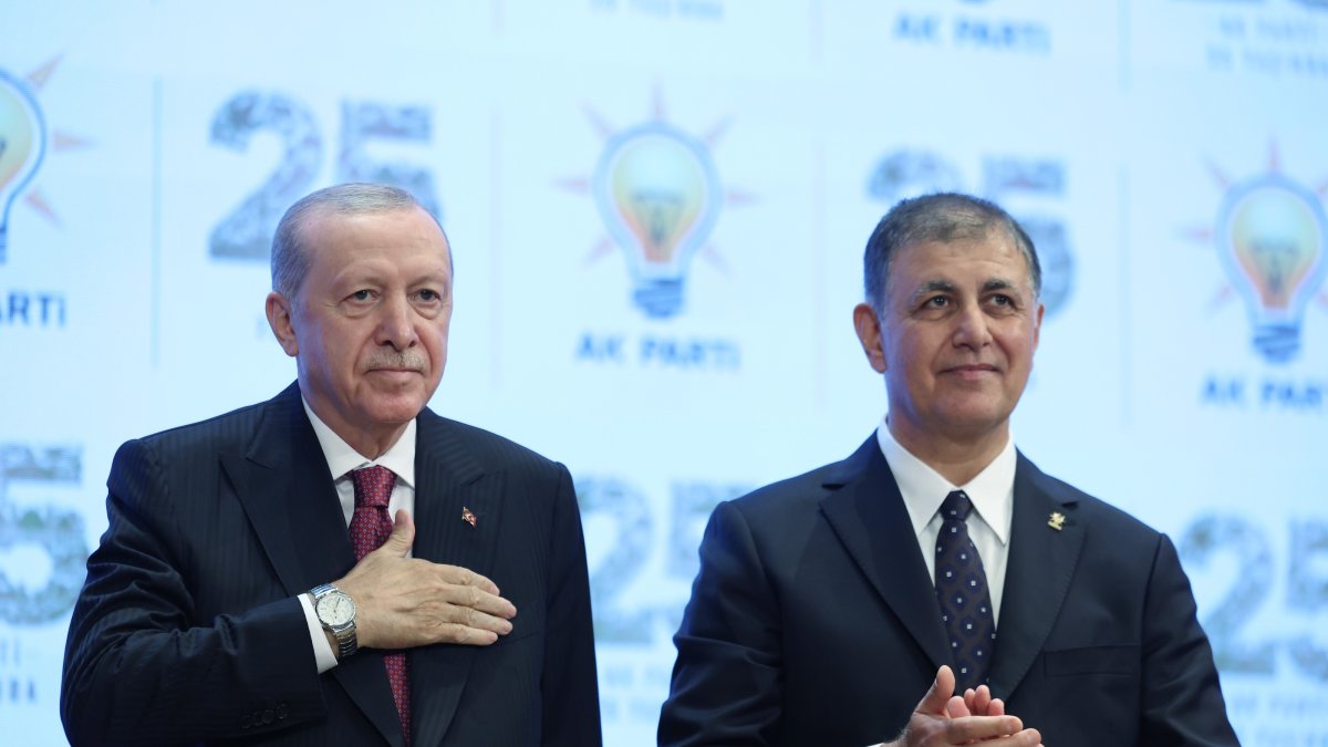 President Recep Tayyip Erdoğan presents a party badge to Izmir Metropolitan Mayor Cemil Tugay during a ceremony, Ankara, Türkiye, Oct. 7, 2026. (IHA Photo)
