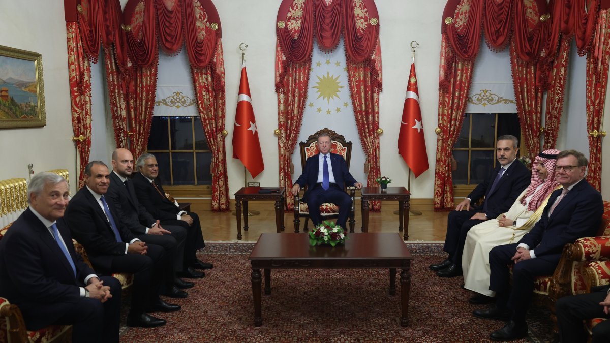 President Recep Tayyip Erdoğan meets wıth the foreign ministers of R4 E3 in Istanbul, Oct. 23, 2026. (AA Photo)