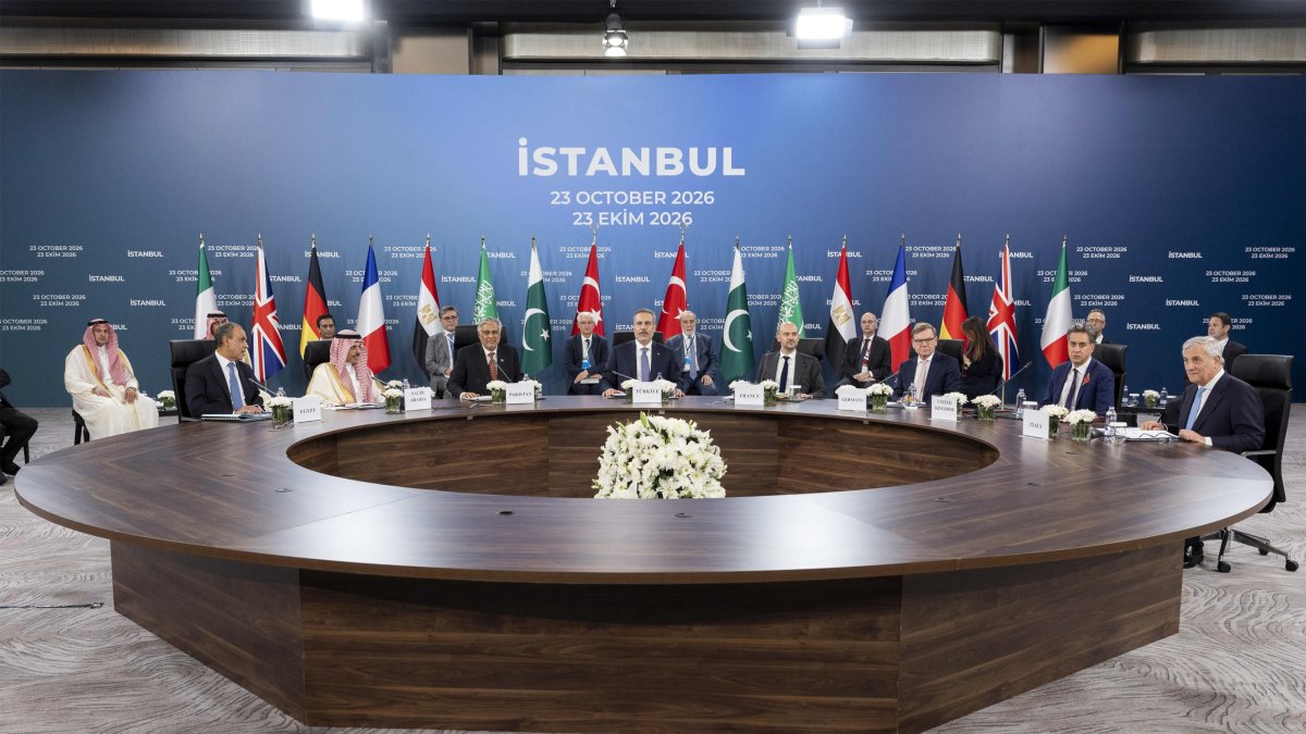  Egyptian Foreign Minister Badr Abdelatty (L), Saudi Foreign Minister Faisal bin Farhan (2-L), Pakistani Foreign Minister Ishaq Dar (3-L), Turkish Foreign Minister Hakan Fidan (4-L), French Foreign Minister Jean-Noel Barrot (4-R), German Foreign Minister Johann Wadephul (3-R), British Foreign Secretary Edward Miliband (2-R) and Italian Foreign Minister Antonio Tajani (R) pose for a group photograph during the R4 and E3 foreign ministers' meeting in Istanbul, Oct. 23, 2026. (EPA Photo)