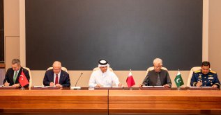 Defense ministers of Qatar, Türkiye, Indonesia and Pakistan sign Badr Memorandum of Understanding, Doha, Qatar, Oct. 21, 2026. (AA Photo)