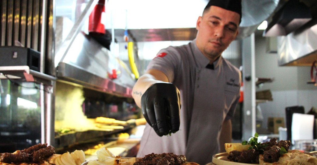 A chef prepares şiş köfte, ahead of the U.N. climate summit COP31, Antalya, Türkiye, Oct. 19, 2026. (AA Photo)