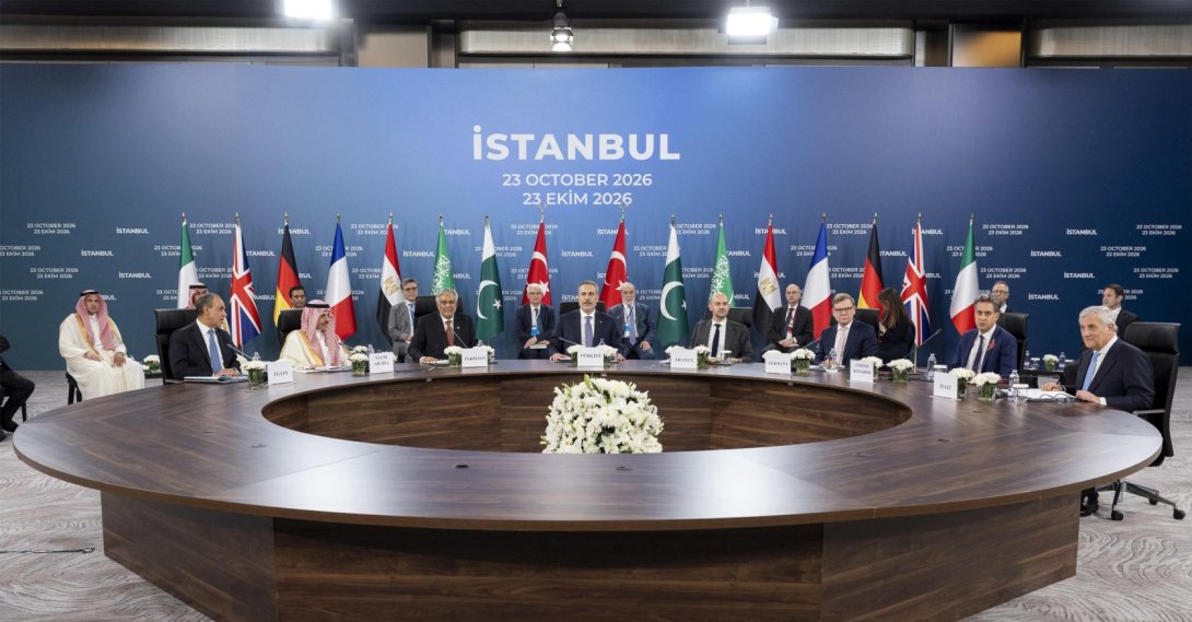  Egyptian Foreign Minister Badr Abdelatty (L), Saudi Foreign Minister Faisal bin Farhan (2-L), Pakistani Foreign Minister Ishaq Dar (3-L), Turkish Foreign Minister Hakan Fidan (4-L), French Foreign Minister Jean-Noel Barrot (4-R), German Foreign Minister Johann Wadephul (3-R), British Foreign Secretary Edward Miliband (2-R) and Italian Foreign Minister Antonio Tajani (R) pose for a group photograph during the R4 and E3 foreign ministers' meeting in Istanbul, Oct. 23, 2026. (EPA Photo)