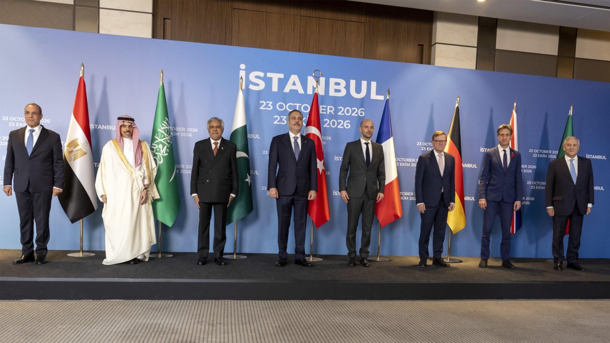 (L-R) Egyptian Foreign Minister Badr Abdelatty, Saudi Foreign Minister Faisal bin Farhan, Pakistani Foreign Minister Ishaq Dar, Turkish Foreign Minister Hakan Fidan, French Foreign Minister Jean-Noel Barrot, German Foreign Minister Johann Wadephul, British Foreign Secretary Ed Miliband and Italian Foreign Minister Antonio Tajani pose for a group photograph during the R4 and E3 foreign ministers' meeting, Istanbul, Türkiye, Oct. 23, 2026. (EPA Photo)