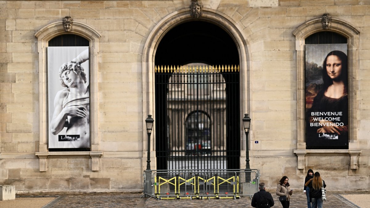 People stand in front of the Louvre Museum, which is closed all day due to fears of renewed turmoil ahead of nationwide protests called by the "Yellow Vests" movement, joined by French high school and university students, against the cost of living and rising fuel prices, Paris, France, Oct. 24, 2026. (Reuters Photo)
