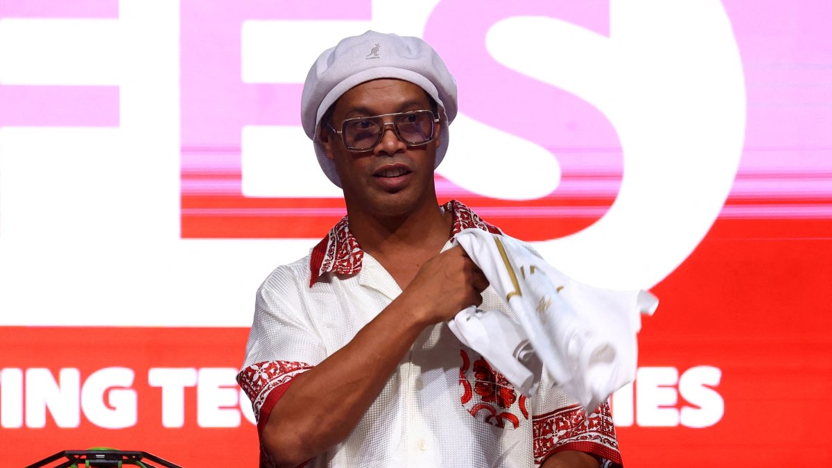 Ronaldinho poses as he is presented as a new player for Ravenna FC at Stadio Bruno Benelli, Ravenna, Italy, Aug. 20, 2026. (Reuters Photo)