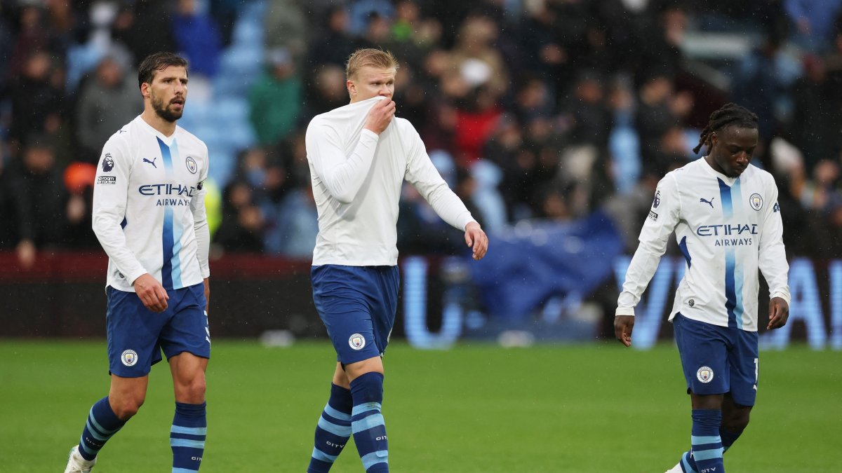 Manchester City's Erling Haaland (C) and teammates look dejected after the Premier League match against Aston Villa at Villa Park, Birmingham, U.K., Oct. 24, 2026. (Reuters Photo)