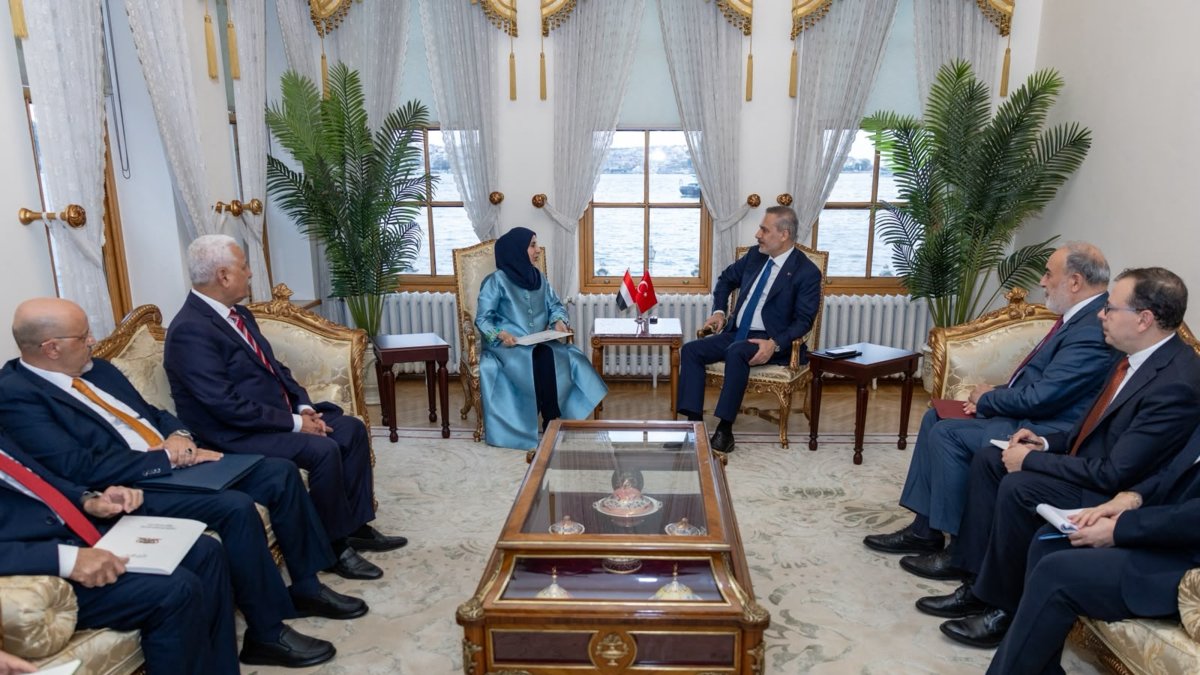 Turkish Foreign Minister Hakan Fidan (C-R) meets Yemeni Foreign Minister Afrah al-Zouba (C-L), Istanbul, Türkiye, Oct. 24, 2026. (AFP Photo)