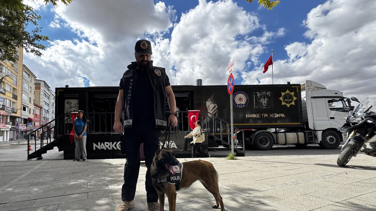 A narcotics enforcement team conducts an inspection with a trained detection dog during an operation to combat drug-related crimes, Elazığ, Türkiye, Sept. 22, 2026. (AA Photo)