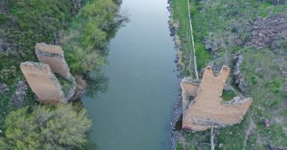 A view of the remnants of the Ani Bridge on the Turkish-Armenian border, Kars, eastern Türkiye, May 4, 2026. (AA Photo)