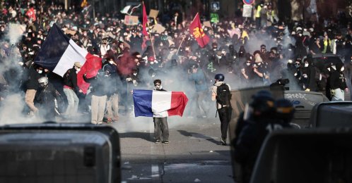 Protesters hold French national flags as they confront French Republican Security Corps officers during a demonstration in Marseille, southeastern France, Oct. 24, 2026. (AFP Photo)
