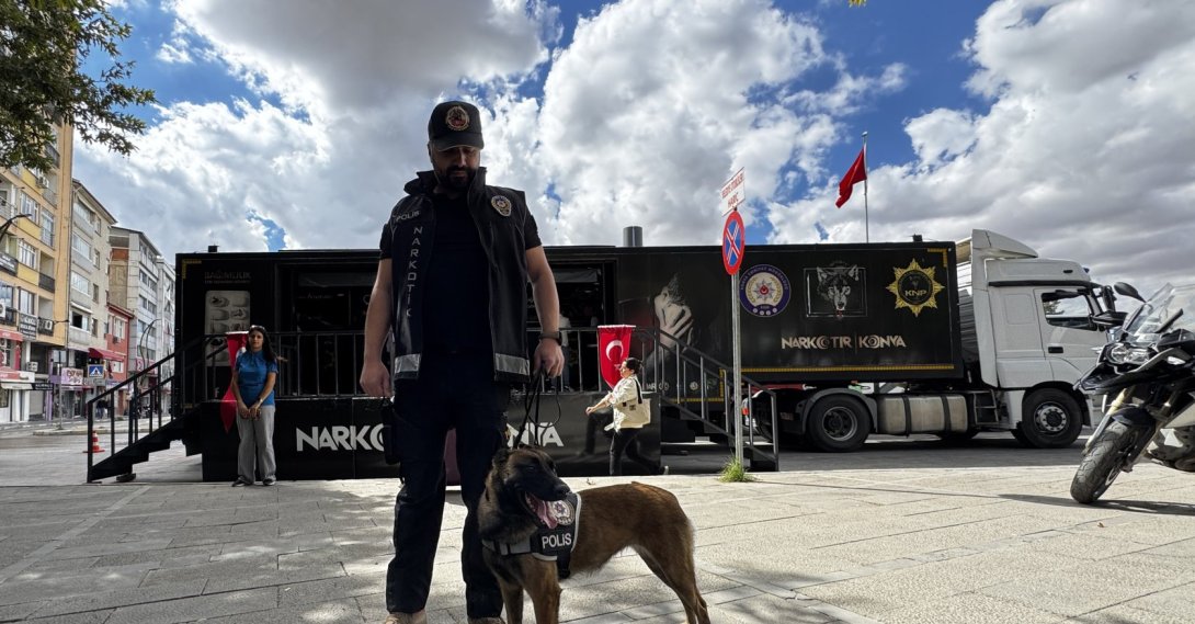 A narcotics enforcement team conducts an inspection with a trained detection dog during an operation to combat drug-related crimes, Elazığ, Türkiye, Sept. 22, 2026. (AA Photo)