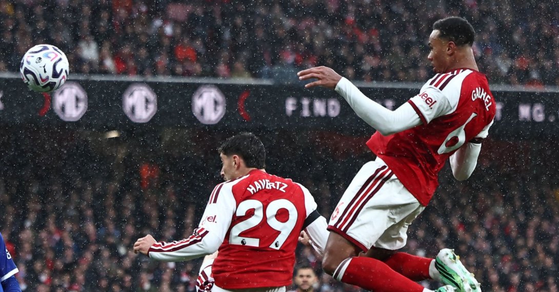 Arsenal's Brazilian defender Gabriel Magalhaes (R) heads home their second goal during a Premier League match against Everton, London, U.K., Oct. 24, 2026. (AFP Photo)
