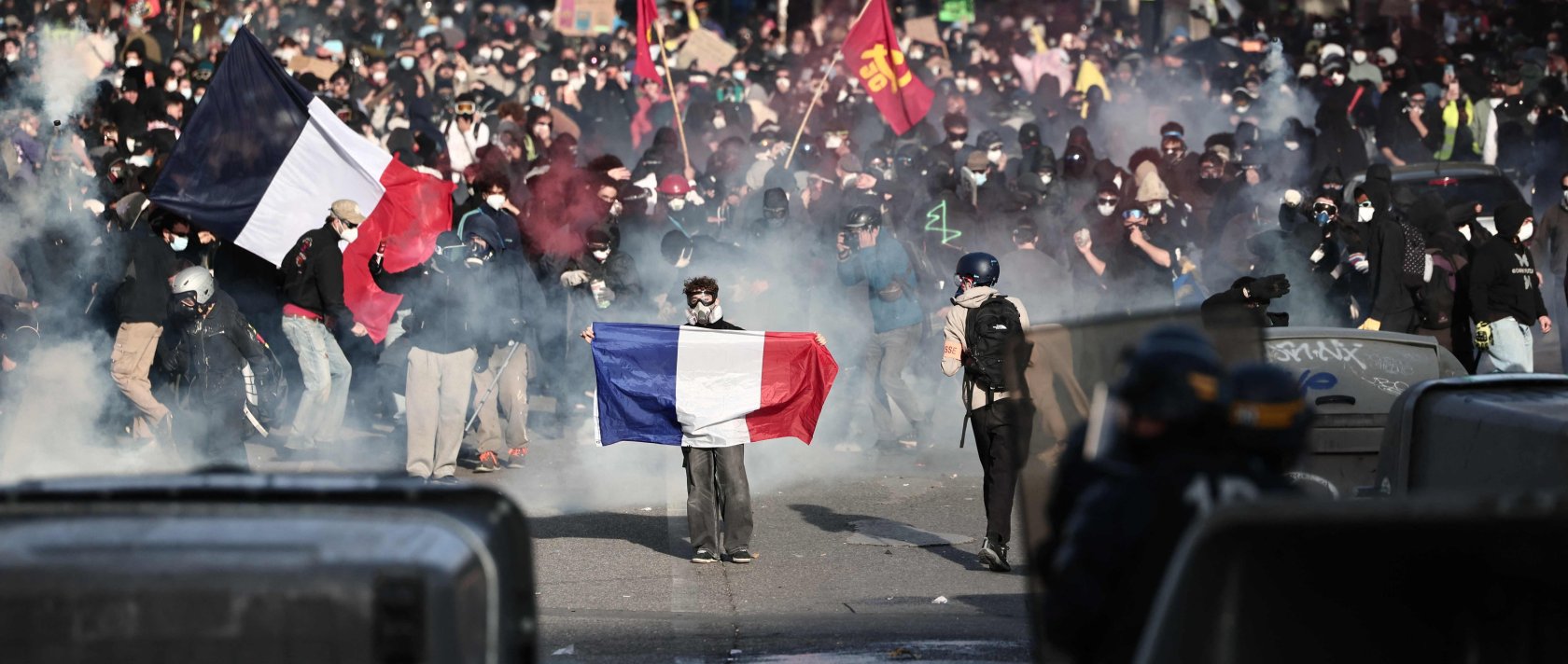 Protesters hold French national flags as they confront French Republican Security Corps officers during a demonstration in Marseille, southeastern France, Oct. 24, 2026. (AFP Photo)