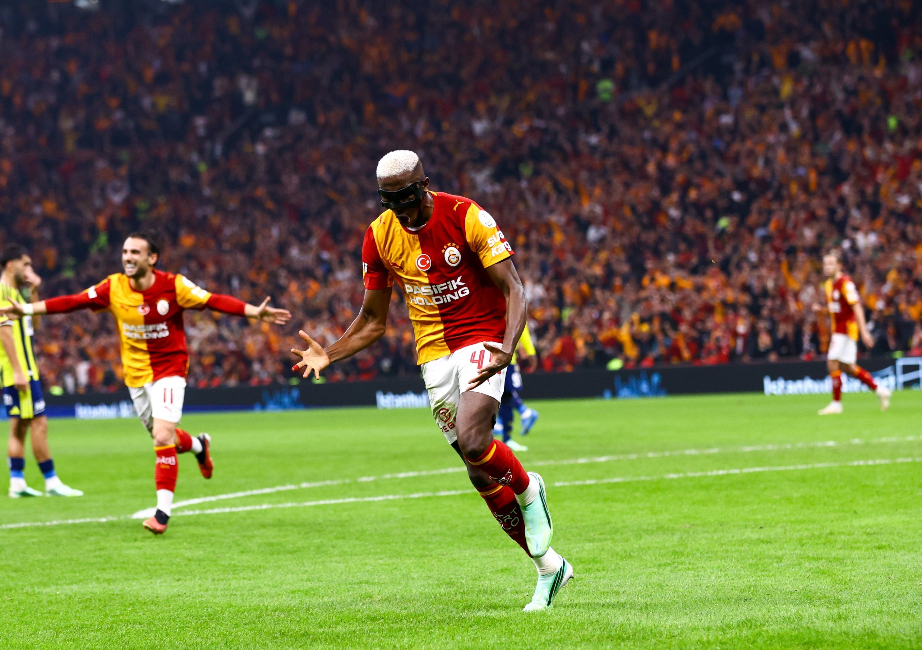 Galatasaray beat Fenerbahçe 2-1 in fiery derby to extend league lead