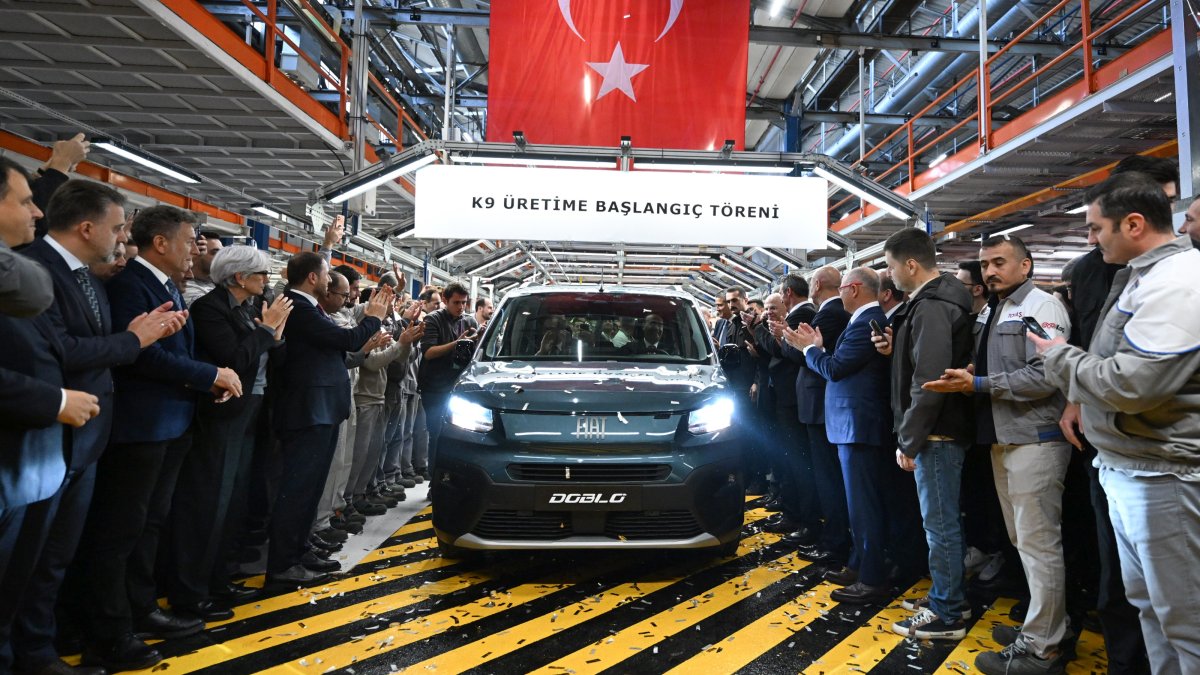 A new Fiat Doblo is rolled off the assembly line as part of the K9 project at the Tofaş factory, Bursa, northwestern Türkiye, Oct. 26, 2026. (AA Photo)