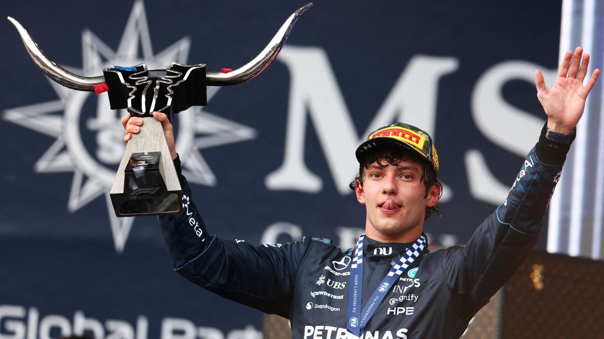 Race winner Mercedes AMG's Andrea Kimi Antonelli lifts his trophy on the podium during the F1 U.S. GP in Austin, Texas, U.S., Oct. 25, 2026. (AFP Photo) 