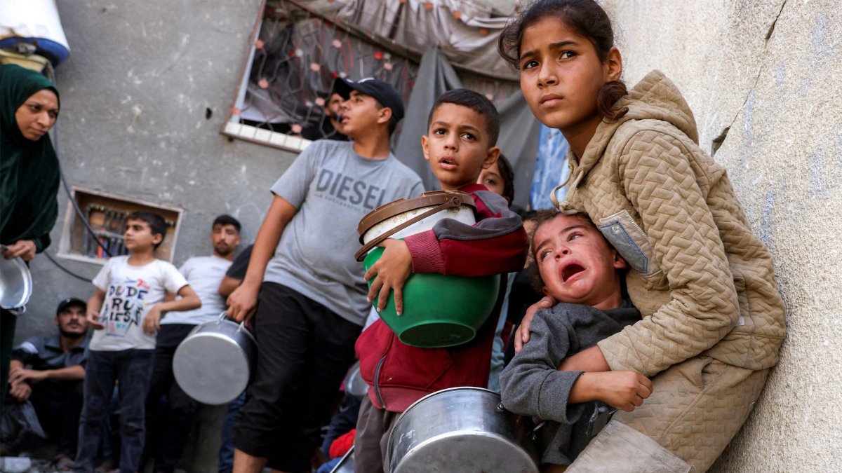 Children react as people take cover from a reported drone strike while they were queueing to receive meals from a charity kitchen in the Jabalia camp for Palestinian refugees in the northern Gaza Strip, Oct. 24, 2026. (AFP Photo)