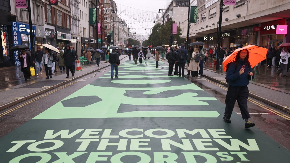 Shoppers walk along the pedestrianised Oxford Street in London, U.K., Oct. 26, 2026. (EPA Photo)