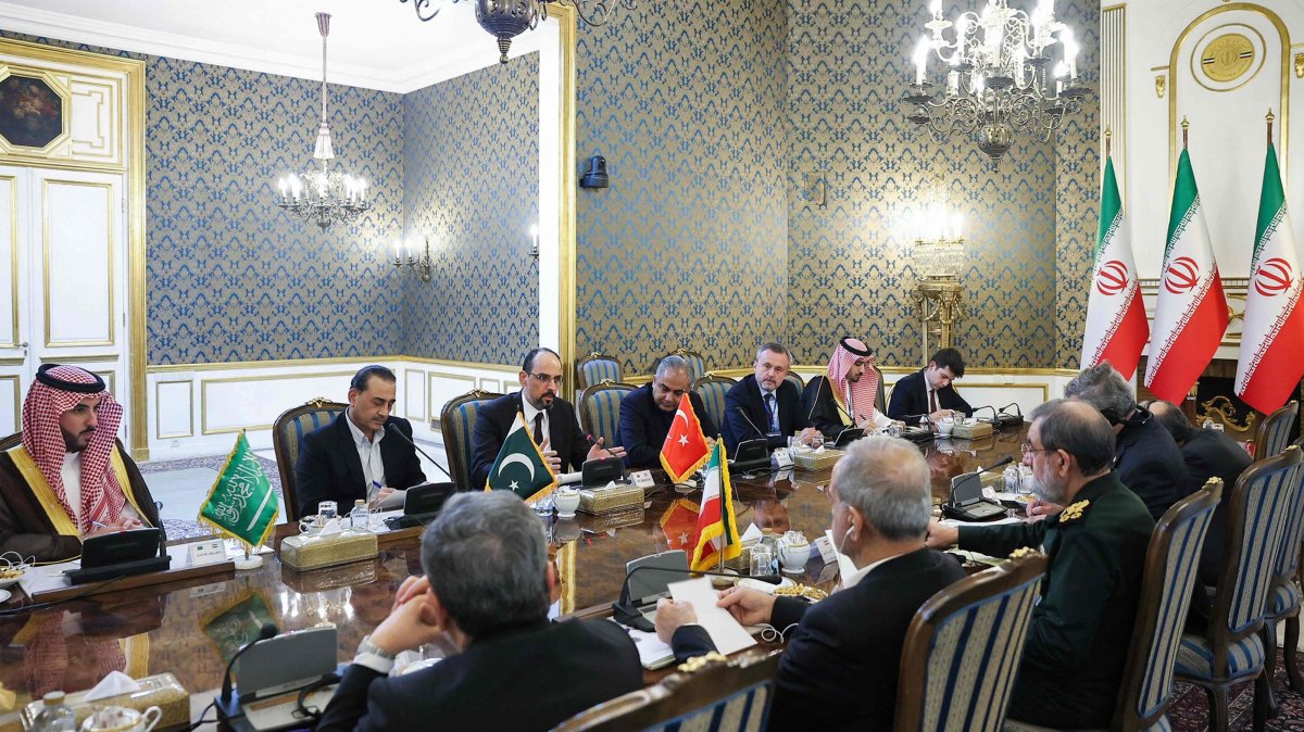  Iran's President Masoud Pezeshkian, Foreign Minister Abbas Araghchi, and National Security Council head Mohsen Rezaei meeting with Saudi Arabia's Defense Minister Prince Khalid bin Salman Al-Saud, Pakistan's army chief General Syed Asim Munir, and Türkiye's intelligence chief Ibrahim Kalın in Tehran, Oct.26, 2026. (Iranian Presidency Handout via AFP)