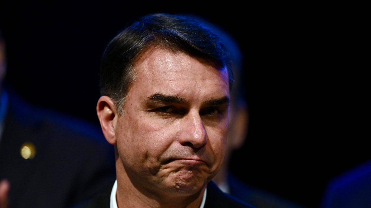 Brazil's right-wing presidential candidate and Senator Flavio Bolsonaro gestures during a press conference in Brasilia, Aug. 5, 2026. (AFP File Photo)