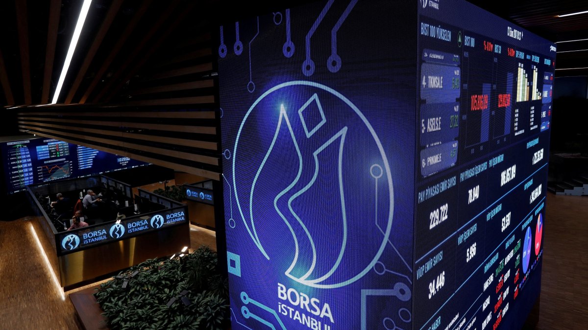 Traders work at their desks on the floor of the Borsa Istanbul in Istanbul, Türkiye, Oct. 13, 2017. (Reuters Photo)