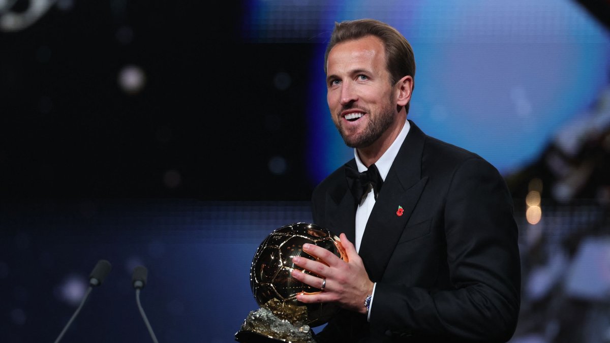 England and Bayern Munich forward Harry Kane smiles after receiving the Ballon d'Or award for the best male footballer during the 2026 Ballon d'Or France Football award ceremony at the Palladium Theatre, London, U.K., Oct. 26, 2026. (AFP Photo)