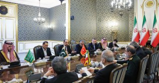  Iran's President Masoud Pezeshkian, Foreign Minister Abbas Araghchi, and National Security Council head Mohsen Rezaei meeting with Saudi Arabia's Defense Minister Prince Khalid bin Salman Al-Saud, Pakistan's army chief General Syed Asim Munir, and Türkiye's intelligence chief Ibrahim Kalın in Tehran, Oct.26, 2026. (Iranian Presidency Handout via AFP)