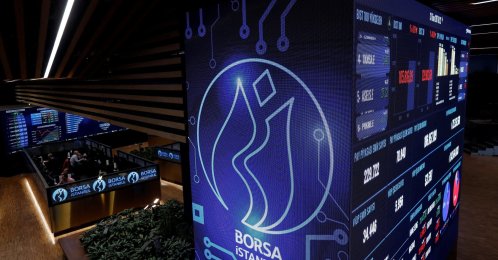 Traders work at their desks on the floor of the Borsa Istanbul in Istanbul, Türkiye, Oct. 13, 2017. (Reuters Photo)