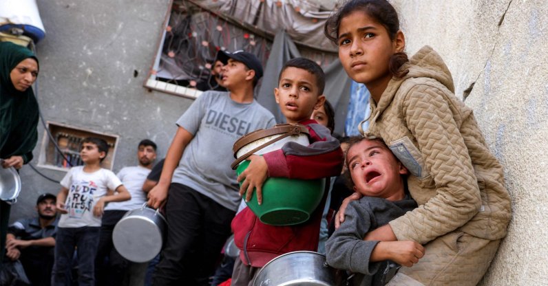 Children react as people take cover from a reported drone strike while they were queueing to receive meals from a charity kitchen in the Jabalia camp for Palestinian refugees in the northern Gaza Strip, Oct. 24, 2026. (AFP Photo)