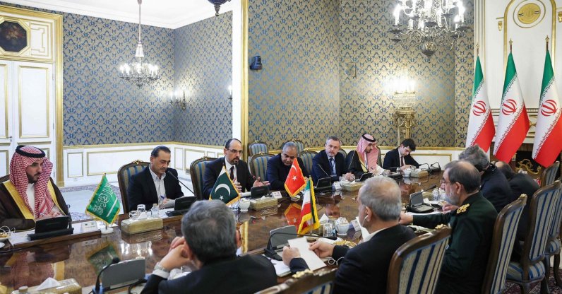  Iran's President Masoud Pezeshkian, Foreign Minister Abbas Araghchi, and National Security Council head Mohsen Rezaei meeting with Saudi Arabia's Defense Minister Prince Khalid bin Salman Al-Saud, Pakistan's army chief General Syed Asim Munir, and Türkiye's intelligence chief Ibrahim Kalın in Tehran, Oct.26, 2026. (Iranian Presidency Handout via AFP)