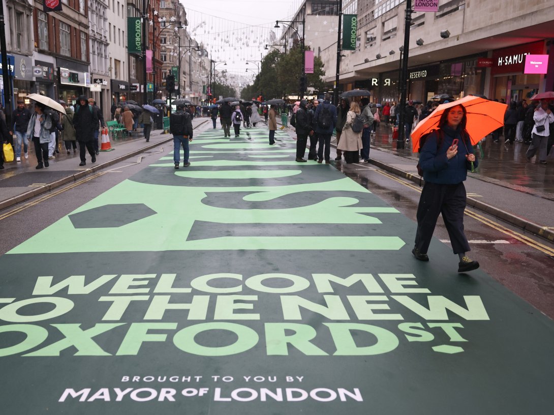 Shoppers walk along the pedestrianised Oxford Street in London, U.K., Oct. 26, 2026. (EPA Photo)