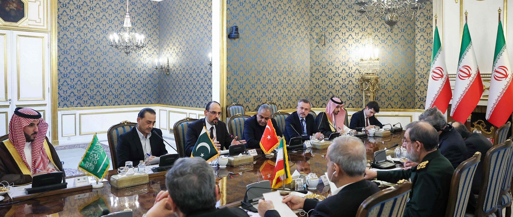  Iran's President Masoud Pezeshkian, Foreign Minister Abbas Araghchi, and National Security Council head Mohsen Rezaei meeting with Saudi Arabia's Defense Minister Prince Khalid bin Salman Al-Saud, Pakistan's army chief General Syed Asim Munir, and Türkiye's intelligence chief Ibrahim Kalın in Tehran, Oct.26, 2026. (Iranian Presidency Handout via AFP)