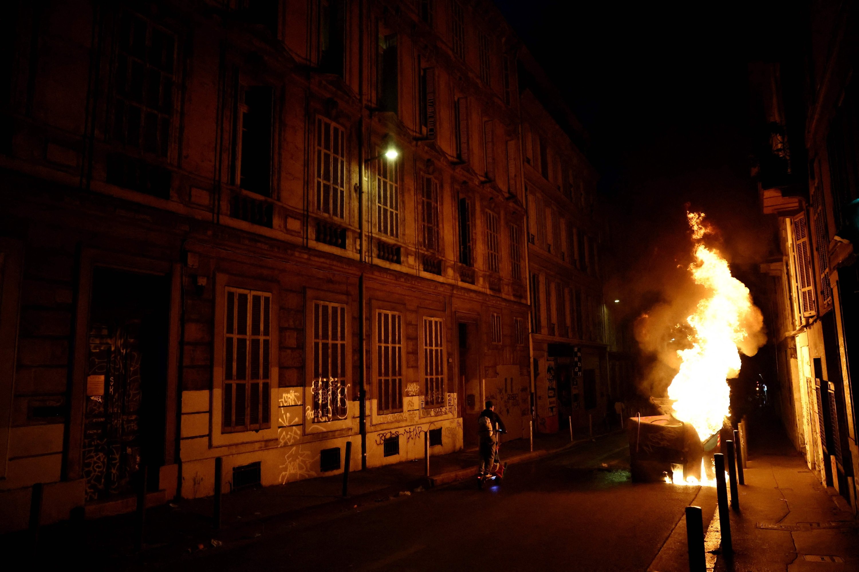 French consumer sentiment hits 2013 low amid protests