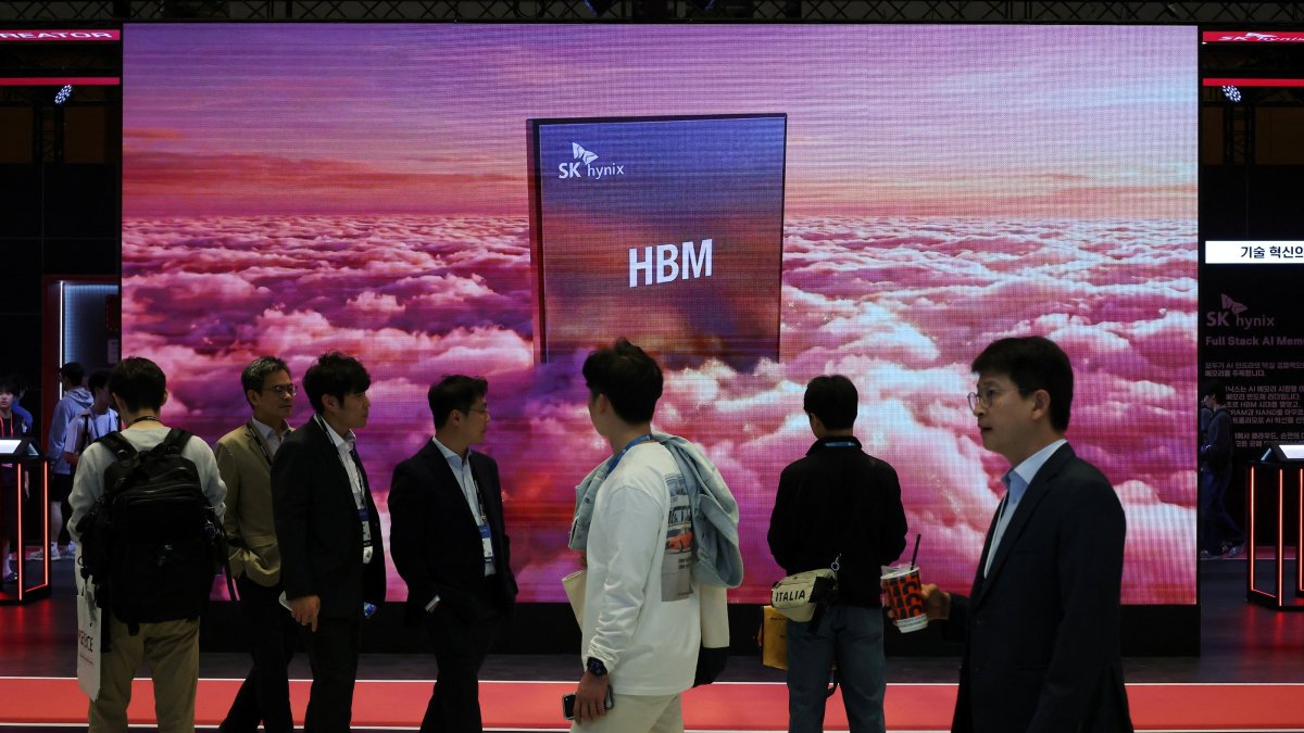 People walk past the SK Hynix booth during the 28th Semiconductor Exhibition, Seoul, South Korea, Oct. 16, 2026. (Reuters Photo)