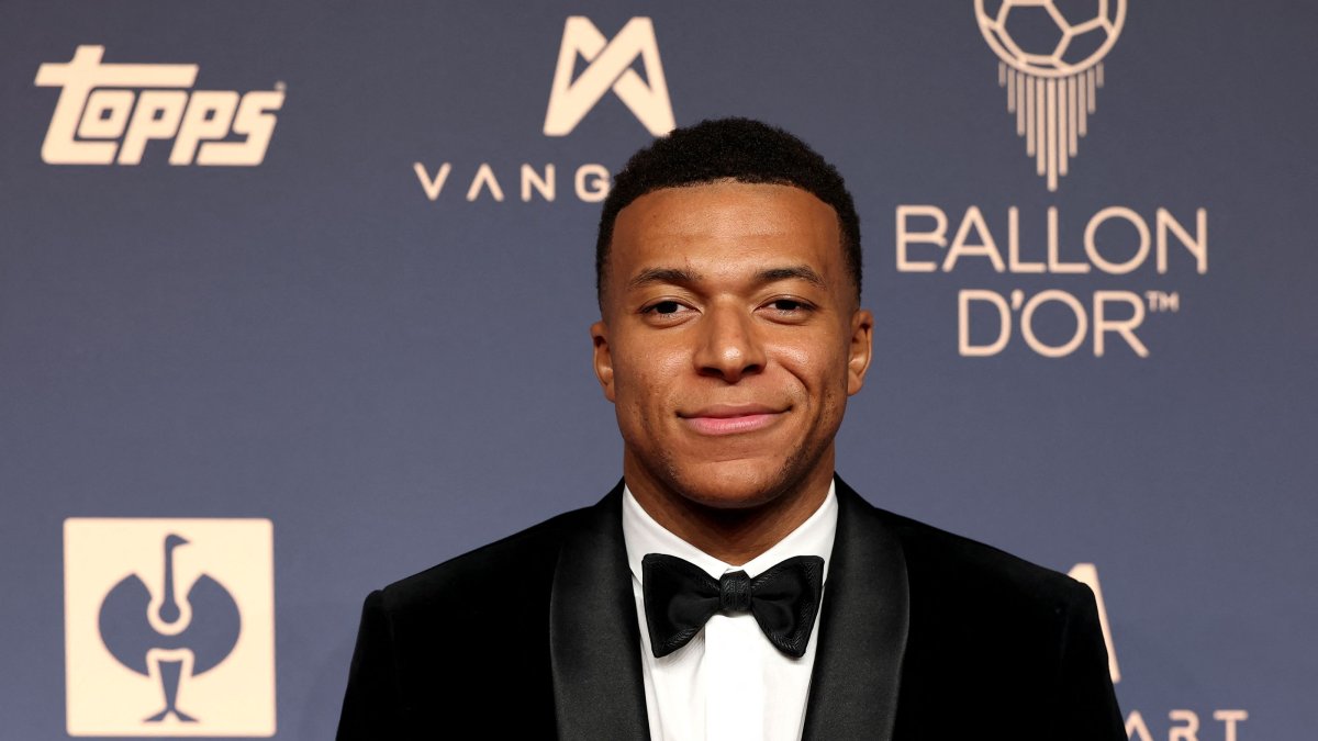 Kylian Mbappe poses upon their arrival to attend the 2026 Ballon d'Or France Football award ceremony at the Palladium Theatre, London, U.K. Oct. 26, 2026. (AFP Photo)