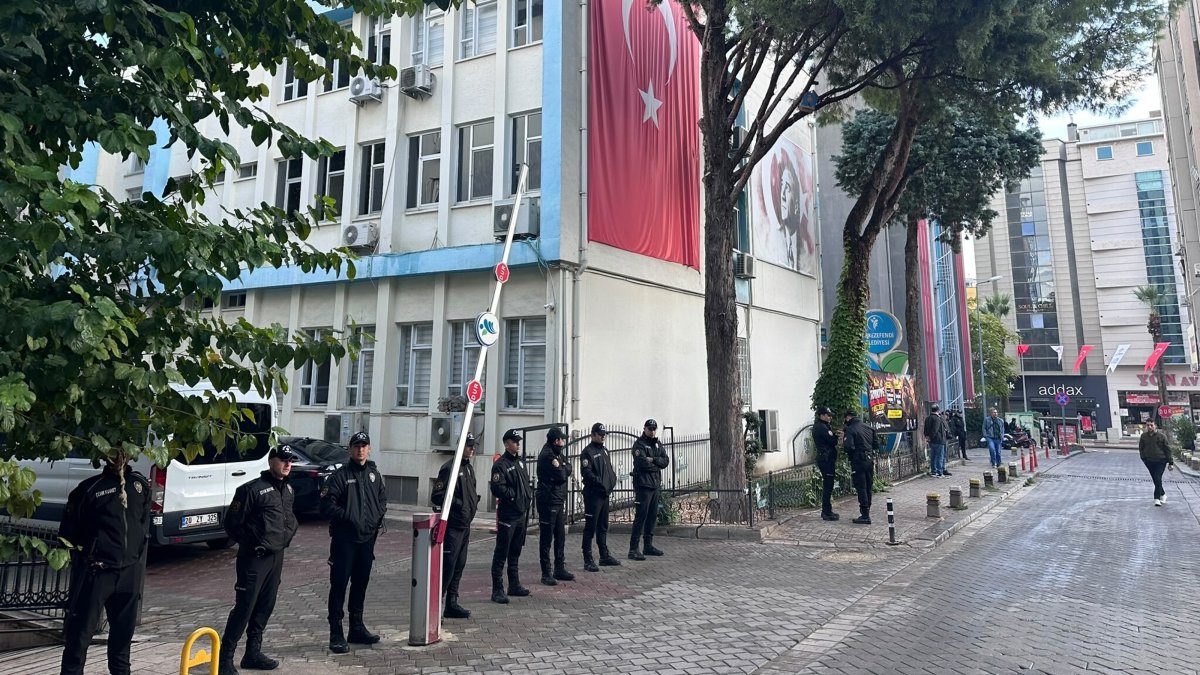 Police officers wait outside the municipality building in Merkezefendi, Denizli, western Türkiye, Oct. 27, 2026. (DHA Photo) 