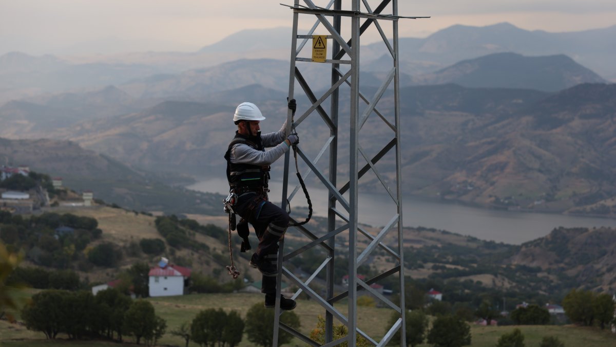 A worker is seen on an electricity grid in Elazığ province, eastern Türkiye, Oct. 21, 2026. (IHA Photo)