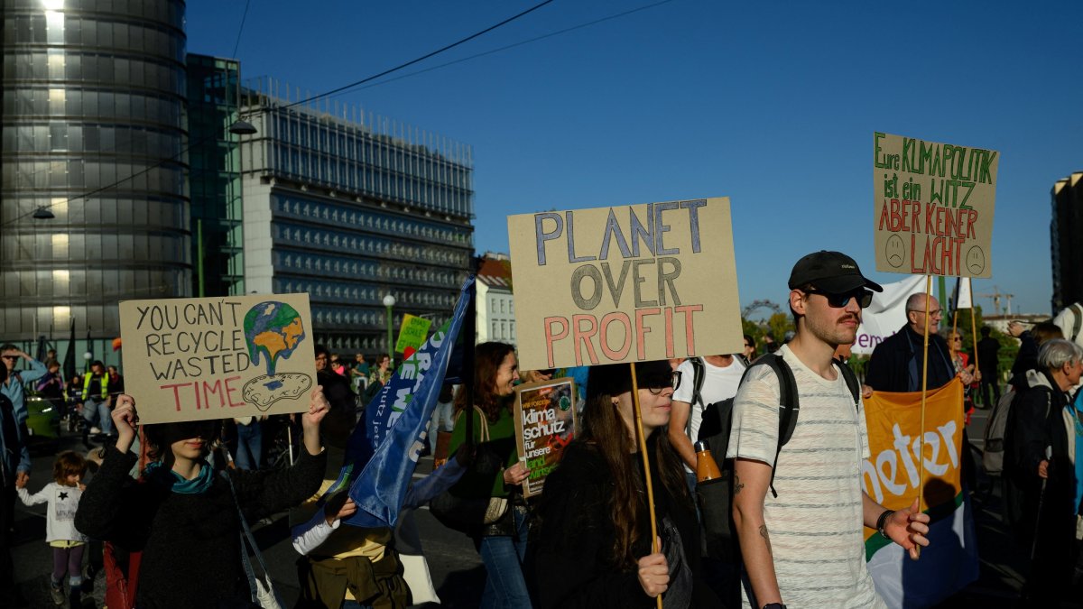 People attend a protest as part of the Global Climate Strike of the movement "Fridays for Future," Vienna, Austria, Oct. 16, 2026. (Reuters Photo)