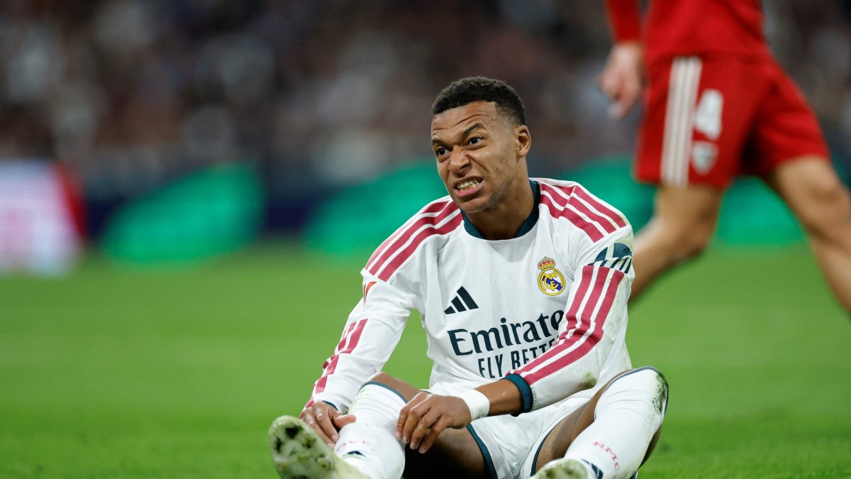 Real Madrid's Kylian Mbappe reacts on the ground during the LaLiga match against Sevilla FC at the Santiago Bernabeu Stadium, Madrid, Oct. 18, 2026. (AFP Photo)