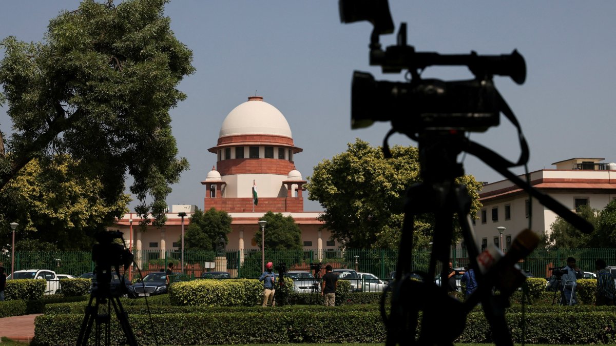 Members of media speak in front of cameras outside the premises of the Supreme Court in New Delhi, India, Oct. 13, 2022. (Reuters Photo)