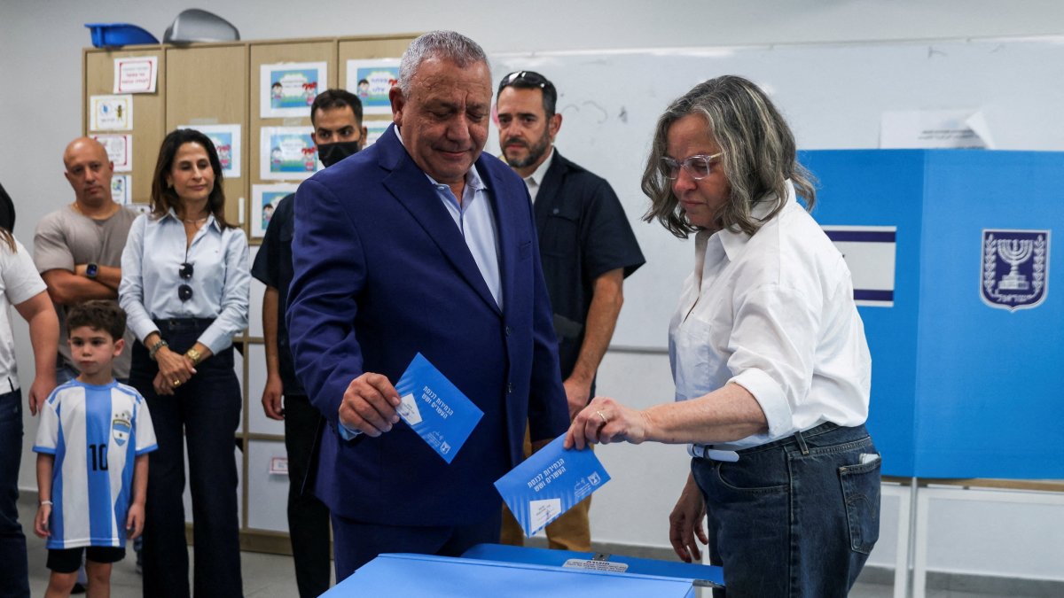Former Israeli military chief Gadi Eisenkot, leader of the Yashar party, and his wife, Hanna Eisenkot, vote during the national election in Herzliya, Israel, Oct. 27, 2026. (Reuters Photo)