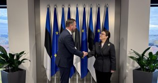 Estonian Foreign Minister Margus Tsahkna shakes hands with newly appointed Turkish Ambassador Yonca Özçeri, Tallinn, Oct. 27, 2026. (@Tsahkna on X)