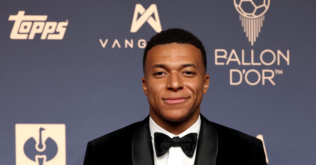 Kylian Mbappe poses upon their arrival to attend the 2026 Ballon d'Or France Football award ceremony at the Palladium Theatre, London, U.K. Oct. 26, 2026. (AFP Photo)