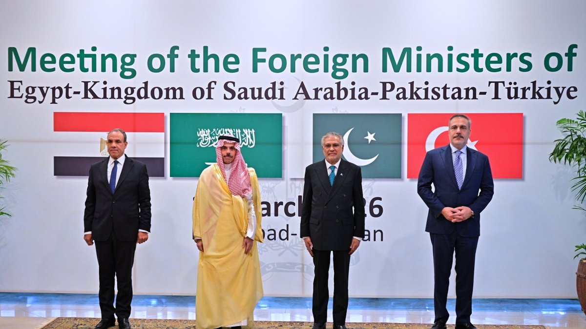 Foreign Minister Hakan Fidan (R) and the ministers of Egypt, Saudi Arabia and Pakistan pose for a photo prior to their meeting in Islamabad, Pakistan, March 29, 2026. (AP Photo)