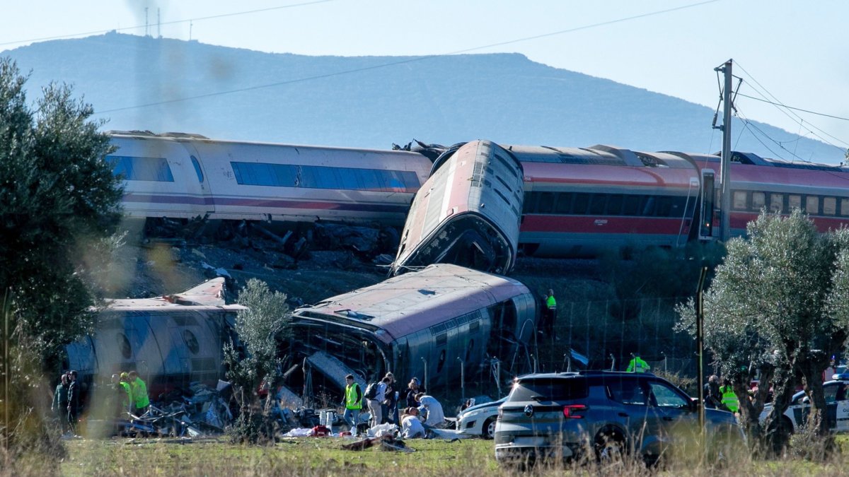 Emergency services attend to the victims at the scene of a collision between two trains, Urda, Spain, Oct. 28, 2026. (AP Photo)