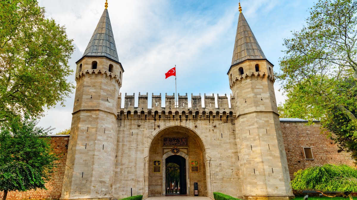 The Gate of Salutation, also known as the Middle Gate, leads to the Second Courtyard of Topkapı Palace, Istanbul, Türkiye, Nov. 1, 2021. (Shutterstock Photo)