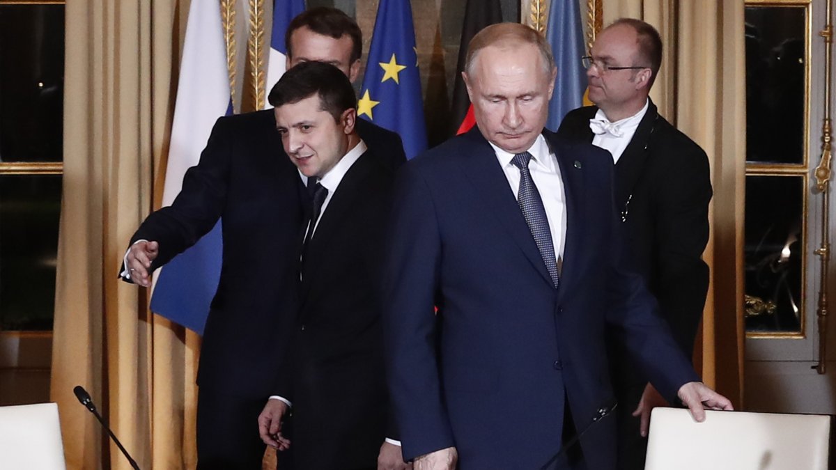 Russian President Vladimir Putin (R) and Ukrainian President Volodymyr Zelenskyy arrive for a working session at the Elysee Palace, Paris, France, Dec. 9, 2019. (AP Photo)
