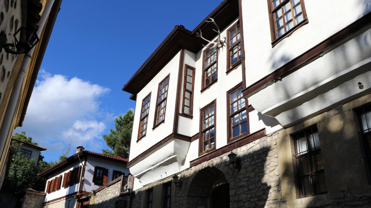 Deer antlers adorn the rooftops of historic houses and mansions in Safranbolu, Karabük, Oct. 27, 2026. (IHA Photo)