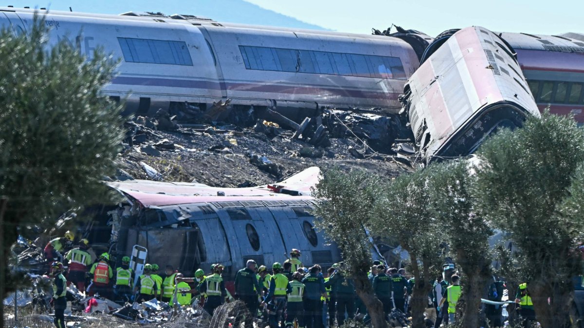 Emergency services attend to the victims at the scene of a collision between two trains, Urda, Spain, Oct. 28, 2026. (AFP Photo)