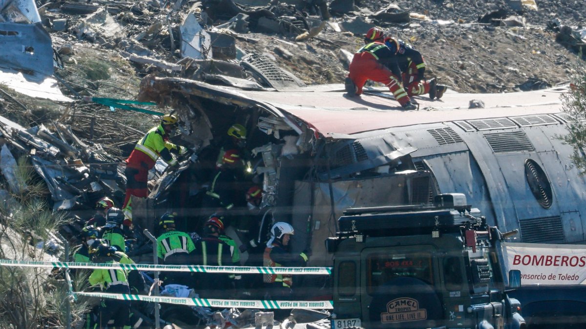 Emergency services work at the site of a train crash between a high-speed Renfe AVE train and an Iryo train around 150 km south of Madrid, between Urda and Los Yebenes in the province of Toledo, Spain, Oct. 28, 2026. (AFP Photo)